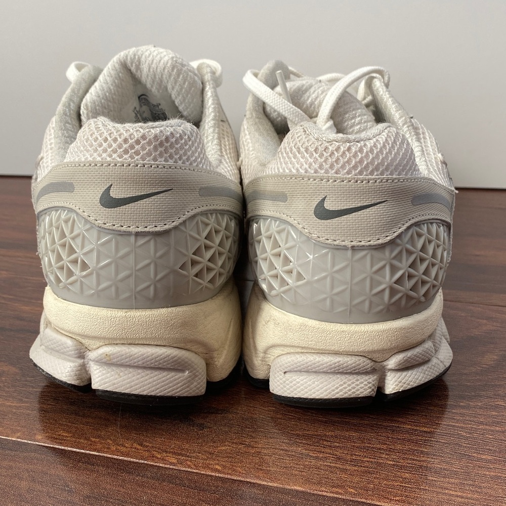 Nike Men's White and Gray Running Sneakers - Picture 3 of 11